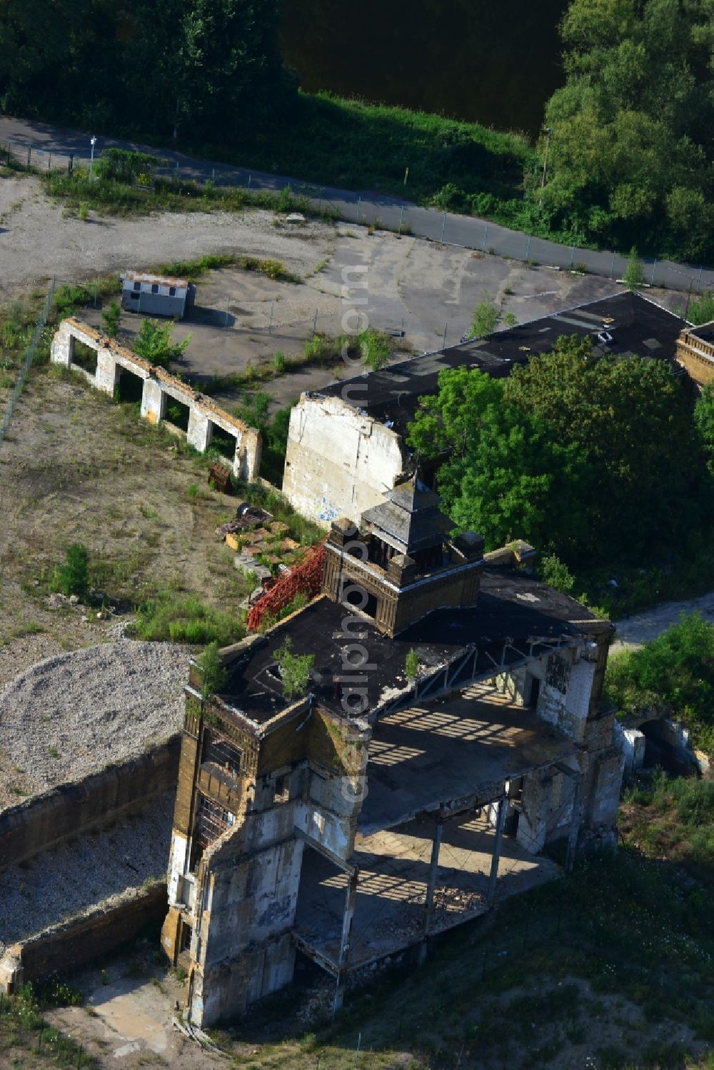 Aerial image Muldenstein - Photovoltaic systems at the solar power plant on the facade ruins of the old pipe plant Muldenstein in the state of Saxony-Anhalt