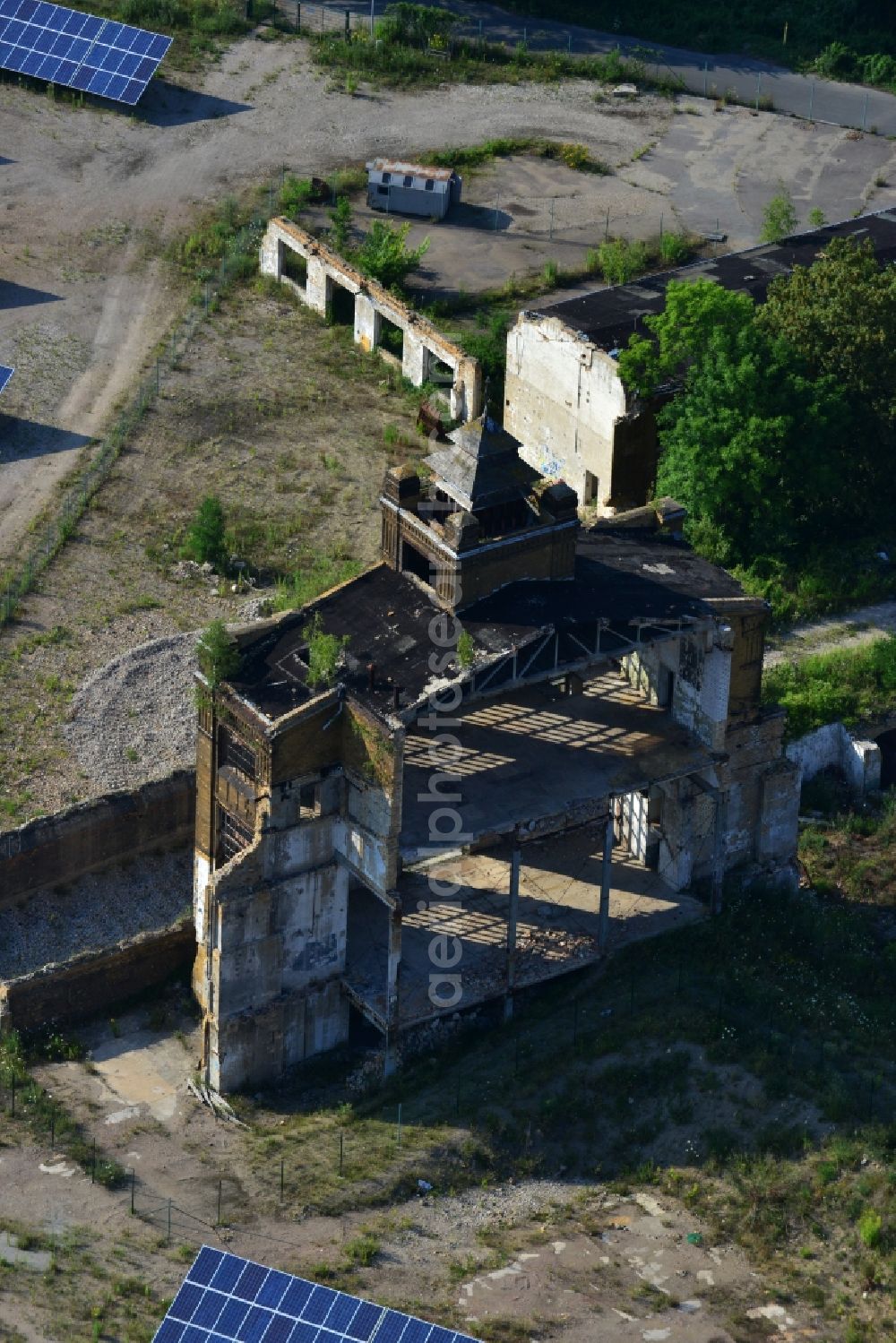 Aerial photograph Muldenstein - Photovoltaic systems at the solar power plant on the facade ruins of the old pipe plant Muldenstein in the state of Saxony-Anhalt