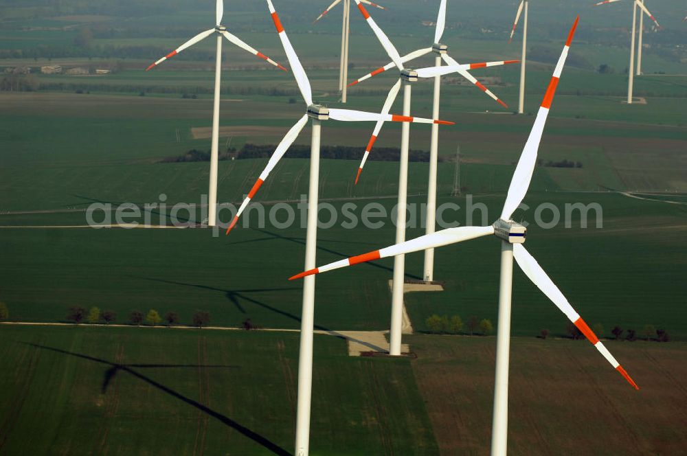 GREUßEN from the bird's eye view: Blick auf die VESTAS Windrad / WWindräder in Windkraftfeldern südlich von Greußen in Thüringen.