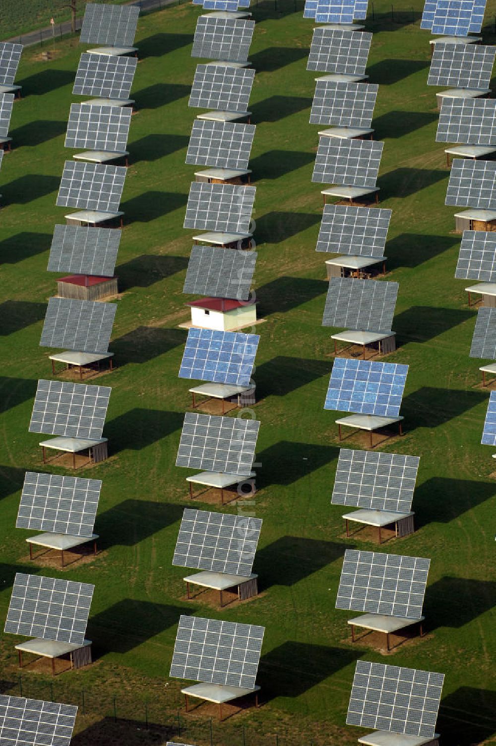 Aerial image BALLSTÄDT - Blick auf die Solarfelder der Solarparc Aktiengesellschaft südlich von Ballstädt in Thüringen. Solarparc AG