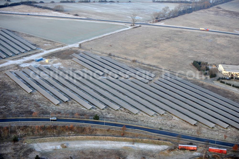 Aerial image Oebisfelde - Winterlich verschneite Solarfelder am nordwestlichen Stadtrand von Oebisfelde in Sachsen-Anhalt. View solar systems on the northwestern outskirts of Oebisfelde in Saxony-Anhalt.