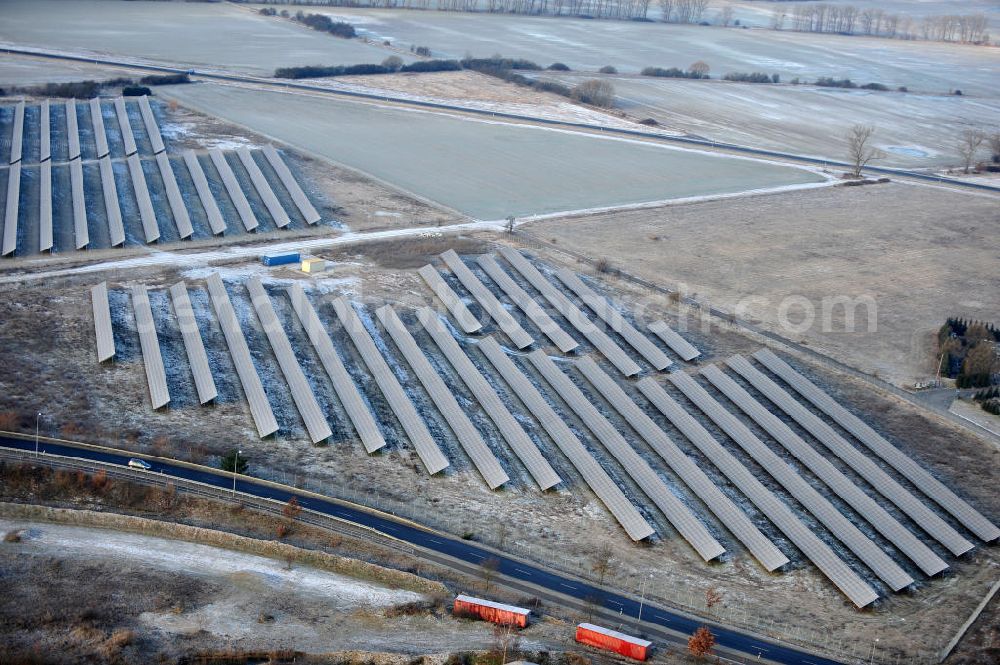 Aerial photograph Oebisfelde - Winterlich verschneite Solarfelder am nordwestlichen Stadtrand von Oebisfelde in Sachsen-Anhalt. View solar systems on the northwestern outskirts of Oebisfelde in Saxony-Anhalt.