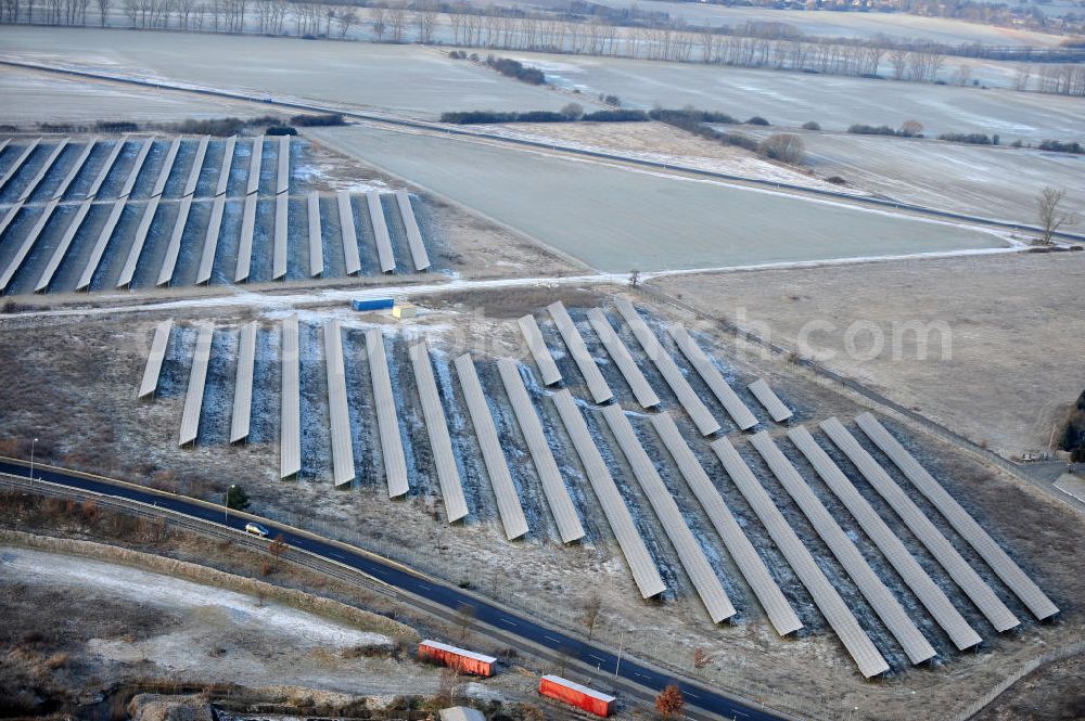 Oebisfelde from above - Winterlich verschneite Solarfelder am nordwestlichen Stadtrand von Oebisfelde in Sachsen-Anhalt. View solar systems on the northwestern outskirts of Oebisfelde in Saxony-Anhalt.