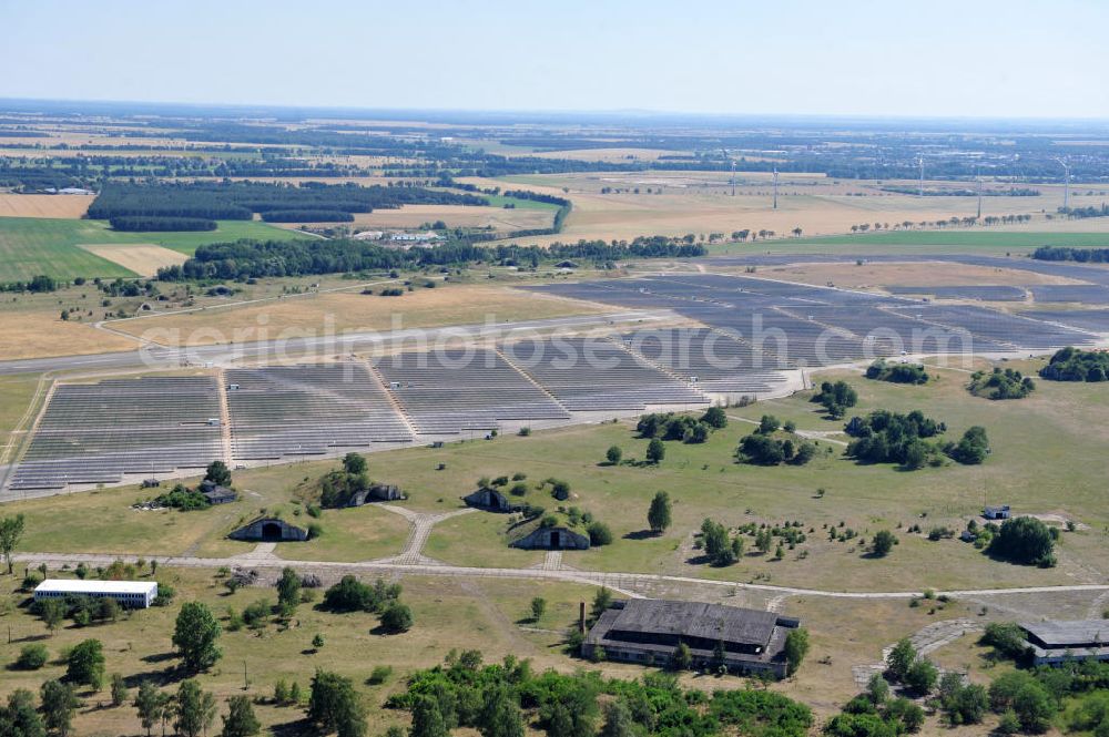 Aerial image Zerbst - Blick auf das Solarkraftwerk auf dem Flugplatz Zerbst in Sachsen-Anhalt. Das Magdeburger Energieunternehmen Getec AG , welches das Areal vom Bund erwarb, errichtete ein modernes Solarkraftwerk auf ungenutzten Teilflächen. Der ehemalige russische Militärflugplatz wird vom Luftsportverein Zerbst e.V. fliegerisch genutzt. View of the solar power plant on the airfield Zerbst, Saxony-Anhalt.