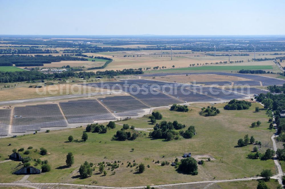 Aerial photograph Zerbst - Blick auf das Solarkraftwerk auf dem Flugplatz Zerbst in Sachsen-Anhalt. Das Magdeburger Energieunternehmen Getec AG , welches das Areal vom Bund erwarb, errichtete ein modernes Solarkraftwerk auf ungenutzten Teilflächen. Der ehemalige russische Militärflugplatz wird vom Luftsportverein Zerbst e.V. fliegerisch genutzt. View of the solar power plant on the airfield Zerbst, Saxony-Anhalt.