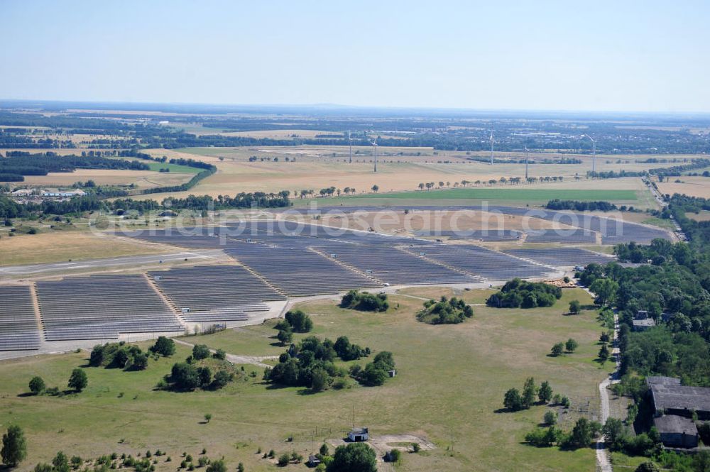 Zerbst from above - Blick auf das Solarkraftwerk auf dem Flugplatz Zerbst in Sachsen-Anhalt. Das Magdeburger Energieunternehmen Getec AG , welches das Areal vom Bund erwarb, errichtete ein modernes Solarkraftwerk auf ungenutzten Teilflächen. Der ehemalige russische Militärflugplatz wird vom Luftsportverein Zerbst e.V. fliegerisch genutzt. View of the solar power plant on the airfield Zerbst, Saxony-Anhalt.