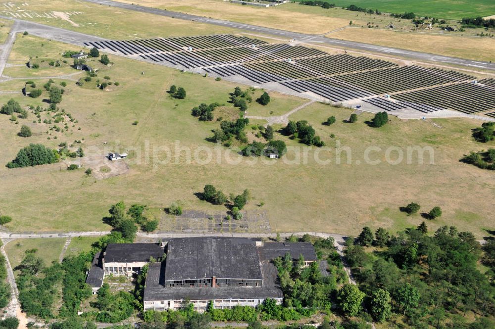 Zerbst from the bird's eye view: Blick auf das Solarkraftwerk auf dem Flugplatz Zerbst in Sachsen-Anhalt. Das Magdeburger Energieunternehmen Getec AG , welches das Areal vom Bund erwarb, errichtete ein modernes Solarkraftwerk auf ungenutzten Teilflächen. Der ehemalige russische Militärflugplatz wird vom Luftsportverein Zerbst e.V. fliegerisch genutzt. View of the solar power plant on the airfield Zerbst, Saxony-Anhalt.