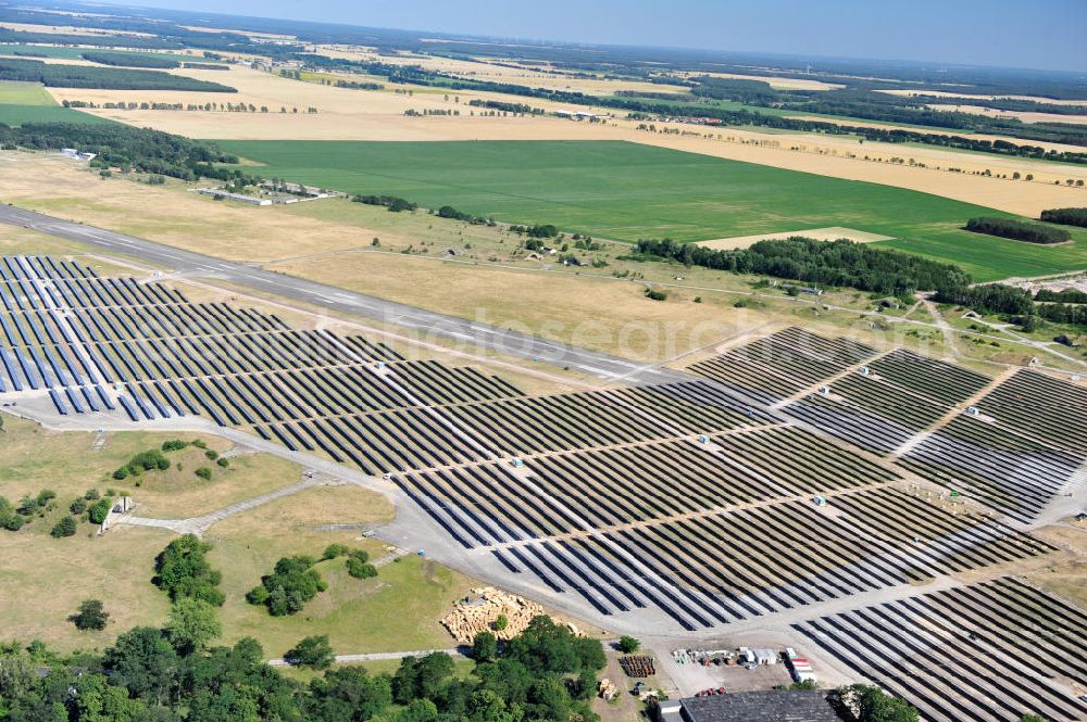 Aerial photograph Zerbst - Blick auf das Solarkraftwerk auf dem Flugplatz Zerbst in Sachsen-Anhalt. Das Magdeburger Energieunternehmen Getec AG , welches das Areal vom Bund erwarb, errichtete ein modernes Solarkraftwerk auf ungenutzten Teilflächen. Der ehemalige russische Militärflugplatz wird vom Luftsportverein Zerbst e.V. fliegerisch genutzt. View of the solar power plant on the airfield Zerbst, Saxony-Anhalt.