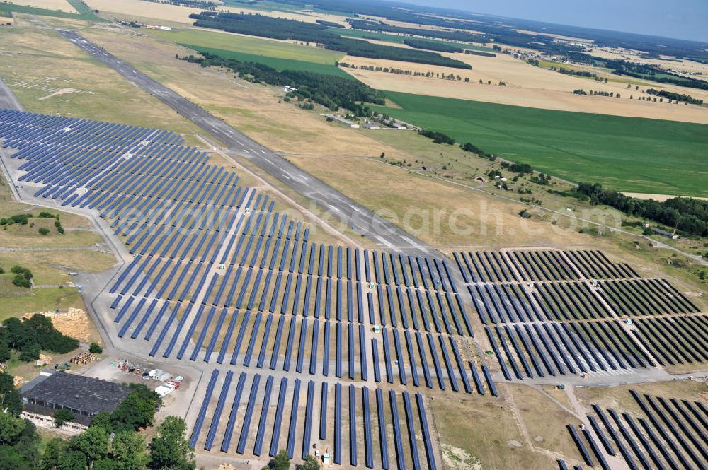 Zerbst from above - Blick auf das Solarkraftwerk auf dem Flugplatz Zerbst in Sachsen-Anhalt. Das Magdeburger Energieunternehmen Getec AG , welches das Areal vom Bund erwarb, errichtete ein modernes Solarkraftwerk auf ungenutzten Teilflächen. Der ehemalige russische Militärflugplatz wird vom Luftsportverein Zerbst e.V. fliegerisch genutzt. View of the solar power plant on the airfield Zerbst, Saxony-Anhalt.