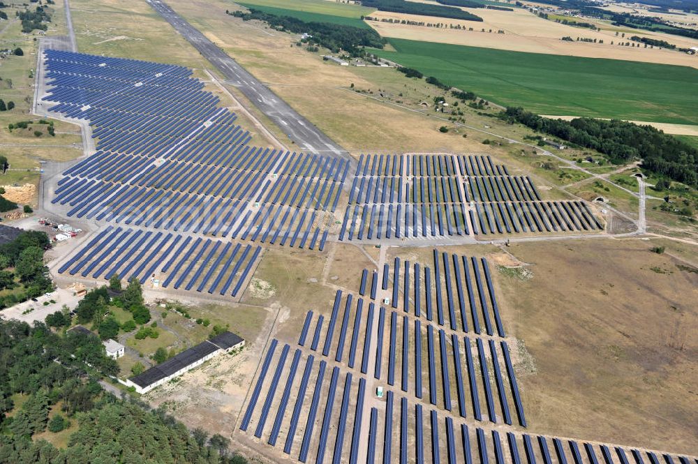 Aerial image Zerbst - Blick auf das Solarkraftwerk auf dem Flugplatz Zerbst in Sachsen-Anhalt. Das Magdeburger Energieunternehmen Getec AG , welches das Areal vom Bund erwarb, errichtete ein modernes Solarkraftwerk auf ungenutzten Teilflächen. Der ehemalige russische Militärflugplatz wird vom Luftsportverein Zerbst e.V. fliegerisch genutzt. View of the solar power plant on the airfield Zerbst, Saxony-Anhalt.