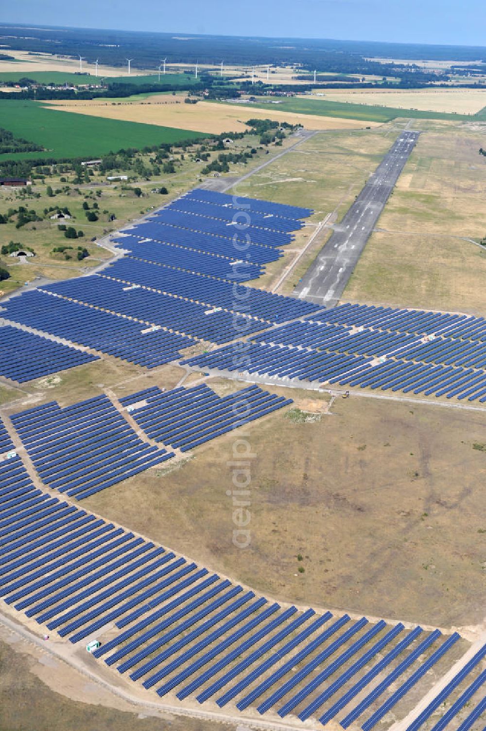 Zerbst from above - Blick auf das Solarkraftwerk auf dem Flugplatz Zerbst in Sachsen-Anhalt. Das Magdeburger Energieunternehmen Getec AG , welches das Areal vom Bund erwarb, errichtete ein modernes Solarkraftwerk auf ungenutzten Teilflächen. Der ehemalige russische Militärflugplatz wird vom Luftsportverein Zerbst e.V. fliegerisch genutzt. View of the solar power plant on the airfield Zerbst, Saxony-Anhalt.