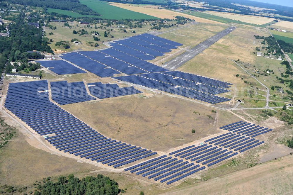 Aerial photograph Zerbst - Blick auf das Solarkraftwerk auf dem Flugplatz Zerbst in Sachsen-Anhalt. Das Magdeburger Energieunternehmen Getec AG , welches das Areal vom Bund erwarb, errichtete ein modernes Solarkraftwerk auf ungenutzten Teilflächen. Der ehemalige russische Militärflugplatz wird vom Luftsportverein Zerbst e.V. fliegerisch genutzt. View of the solar power plant on the airfield Zerbst, Saxony-Anhalt.