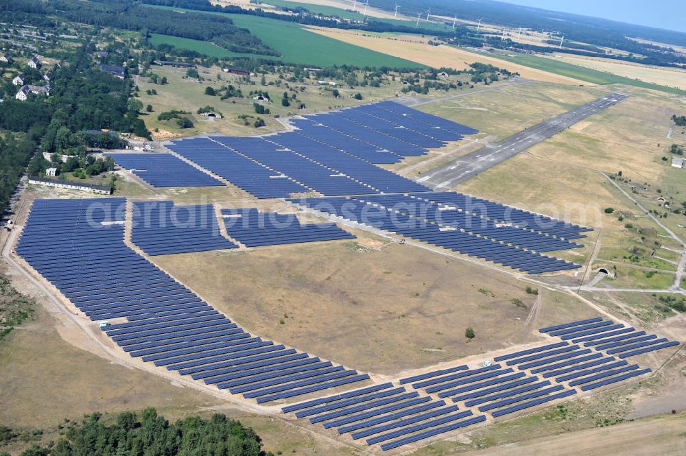 Zerbst from above - Blick auf das Solarkraftwerk auf dem Flugplatz Zerbst in Sachsen-Anhalt. Das Magdeburger Energieunternehmen Getec AG , welches das Areal vom Bund erwarb, errichtete ein modernes Solarkraftwerk auf ungenutzten Teilflächen. Der ehemalige russische Militärflugplatz wird vom Luftsportverein Zerbst e.V. fliegerisch genutzt. View of the solar power plant on the airfield Zerbst, Saxony-Anhalt.