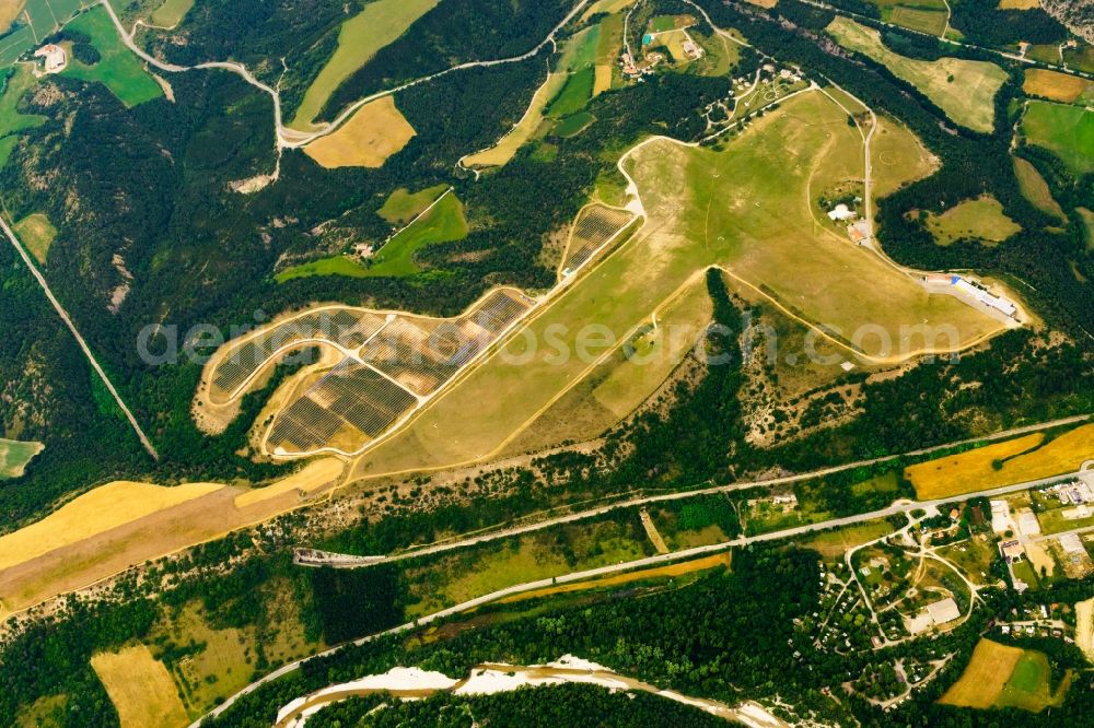 Aerial photograph Aspres-sur-Buëch - Solar power plant and photovoltaic systems on the airfield in Aspres-sur-Buech in Provence-Alpes-Cote d'Azur, France