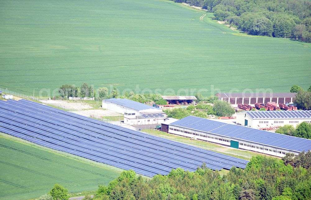 Aerial photograph Dedelow - Solar power plant and photovoltaic systems on the former runway with the tarmac area of the airfield in Dedelow in the state Brandenburg, Germany