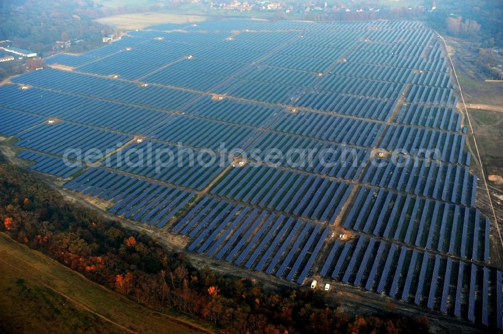 Fürstenwalde/Spree from the bird's eye view: Solar power plant and photovoltaic systems on the former airfield in Fuerstenwalde / Spree in Brandenburg