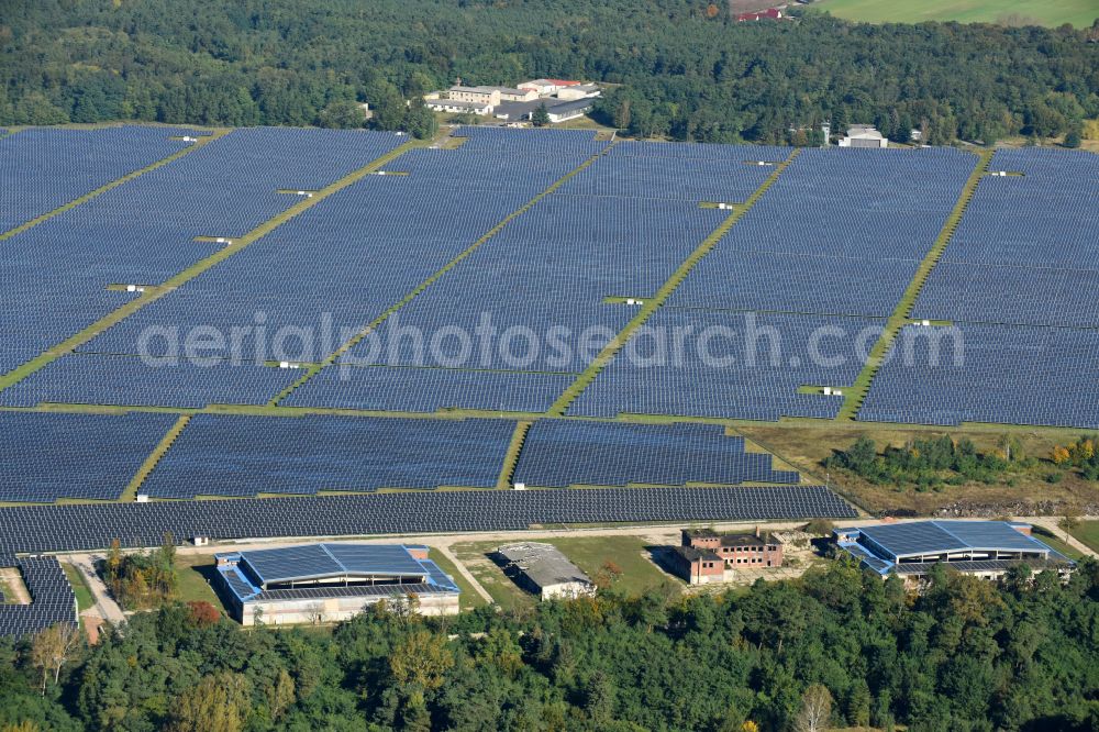 Aerial photograph Fürstenwalde/Spree - Panel rows of a solar power plant and photovoltaic system on old hangar halls and the former airfield field in Fuerstenwalde/Spree in the state Brandenburg, Germany