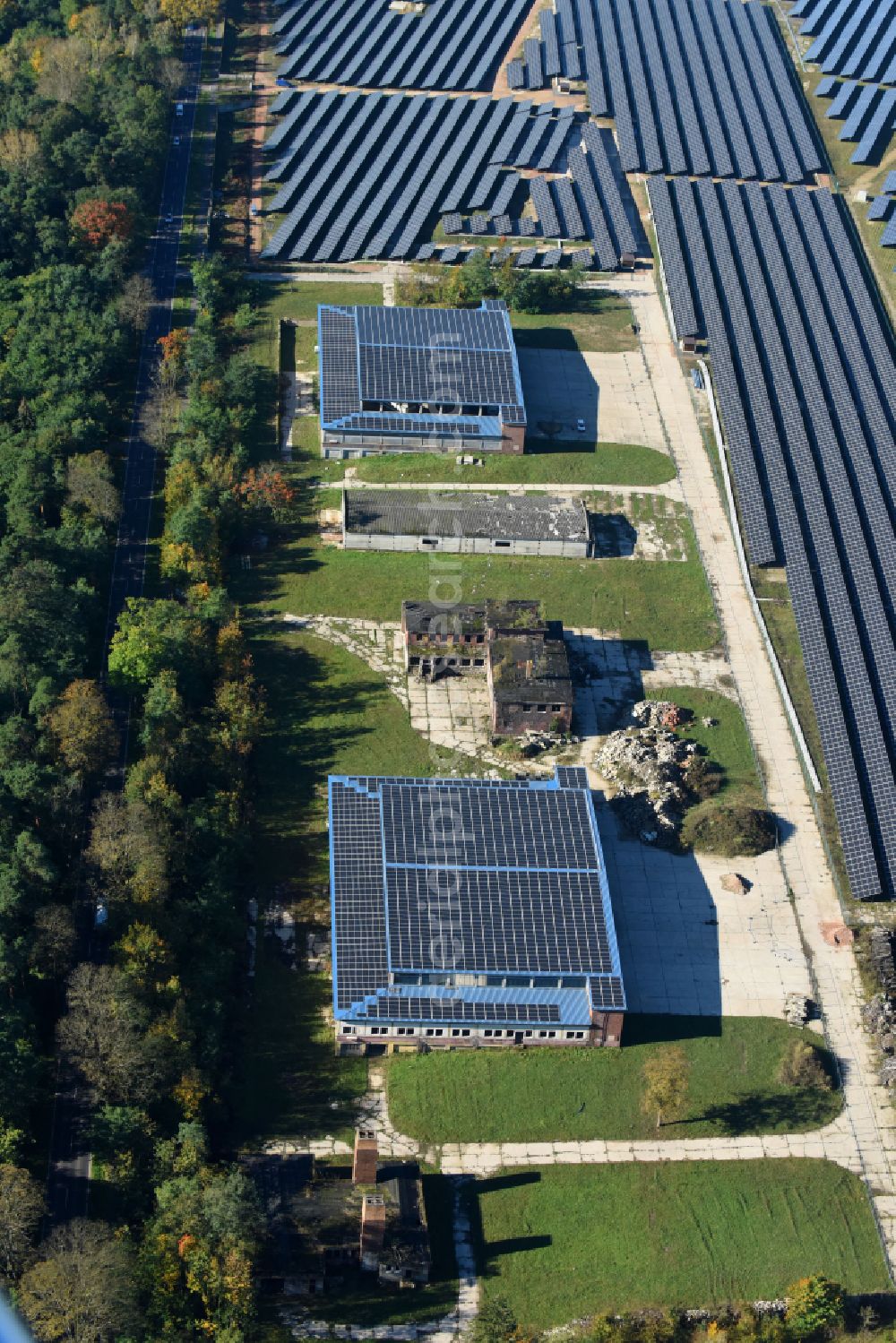 Aerial photograph Fürstenwalde/Spree - Panel rows of a solar power plant and photovoltaic system on old hangar halls and the former airfield field in Fuerstenwalde/Spree in the state Brandenburg, Germany