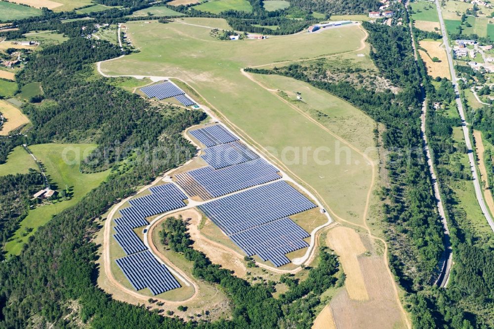 Aerial photograph Aspres-sur-Buëch - Solar power plant and photovoltaic systems on the airfield in Aspres-sur-Buech in Provence-Alpes-Cote d'Azur, France