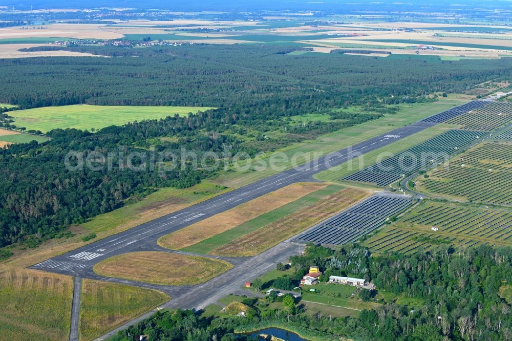 Aerial image Koßdorf - Solar power plant and photovoltaic systems on the airfield Falkenberg-Loennewtz in Kossdorf in the state Brandenburg, Germany