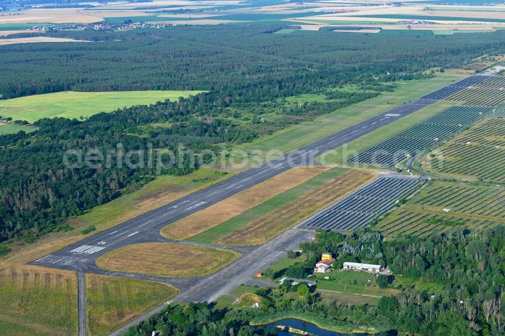 Aerial photograph Koßdorf - Solar power plant and photovoltaic systems on the airfield Falkenberg-Loennewtz in Kossdorf in the state Brandenburg, Germany