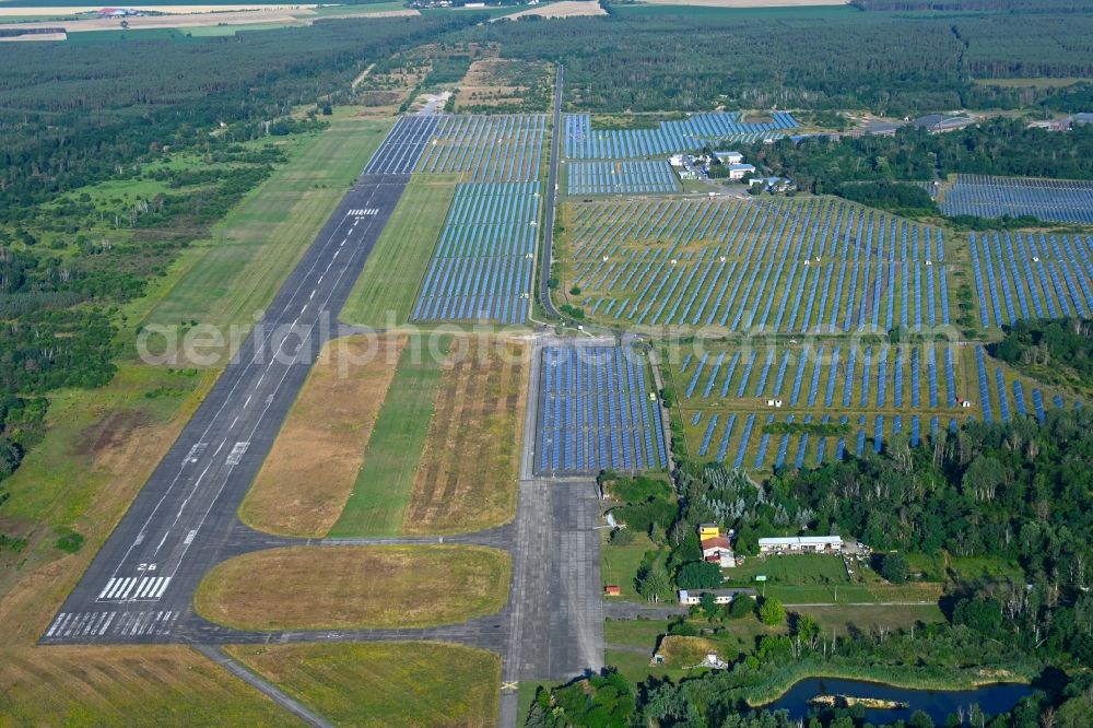 Koßdorf from above - Solar power plant and photovoltaic systems on the airfield Falkenberg-Loennewtz in Kossdorf in the state Brandenburg, Germany