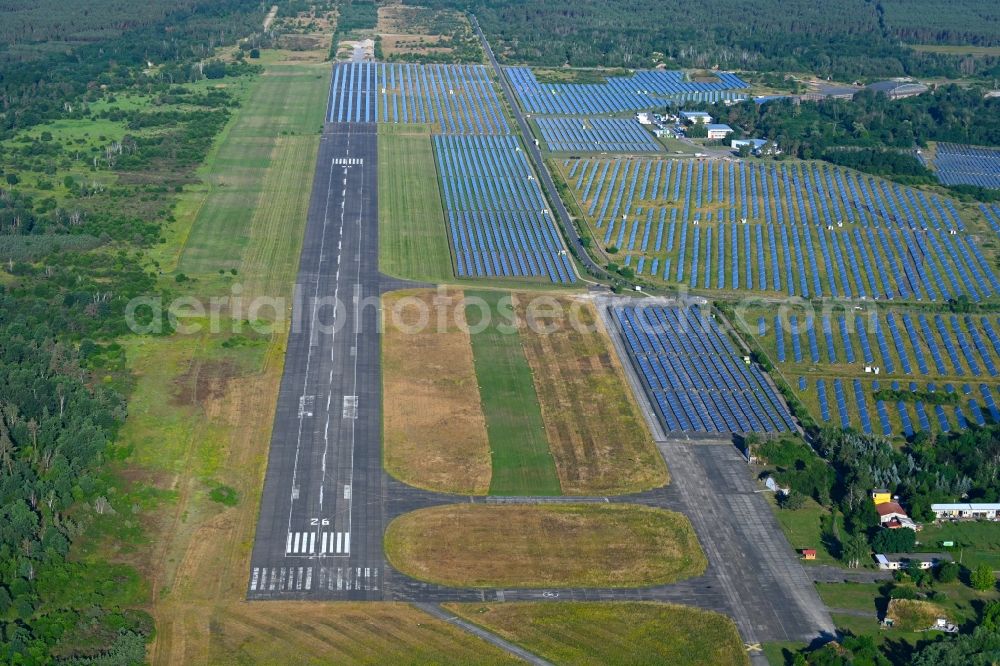 Aerial image Koßdorf - Solar power plant and photovoltaic systems on the airfield Falkenberg-Loennewtz in Kossdorf in the state Brandenburg, Germany