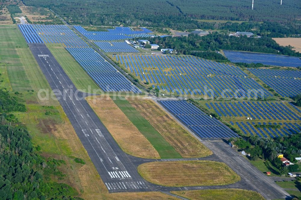 Aerial photograph Koßdorf - Solar power plant and photovoltaic systems on the airfield Falkenberg-Loennewtz in Kossdorf in the state Brandenburg, Germany