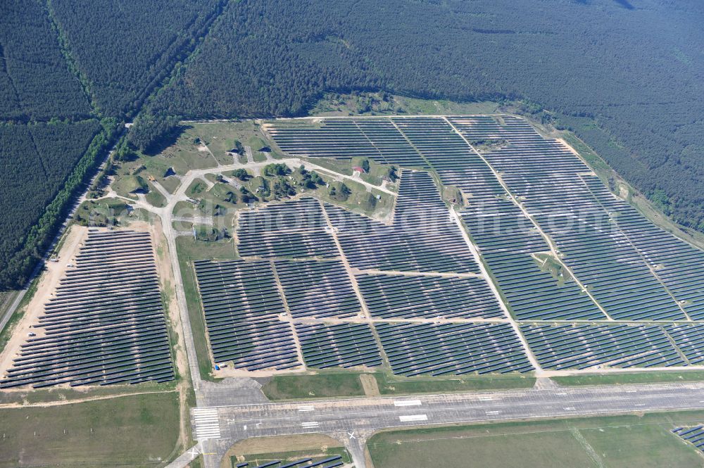 Aerial photograph Eberswalde - Solar power plant and photovoltaic systems on the airfield in the district Finow in Eberswalde in the state Brandenburg, Germany