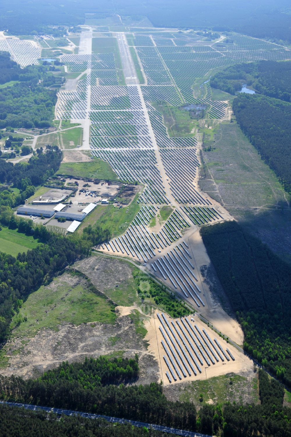 Aerial photograph Eberswalde - Solar power plant and photovoltaic systems on the airfield in the district Finow in Eberswalde in the state Brandenburg, Germany