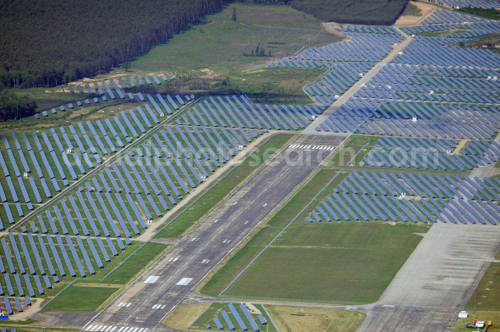 Aerial photograph Eberswalde - Solar power plant and photovoltaic systems on the airfield in the district Finow in Eberswalde in the state Brandenburg, Germany