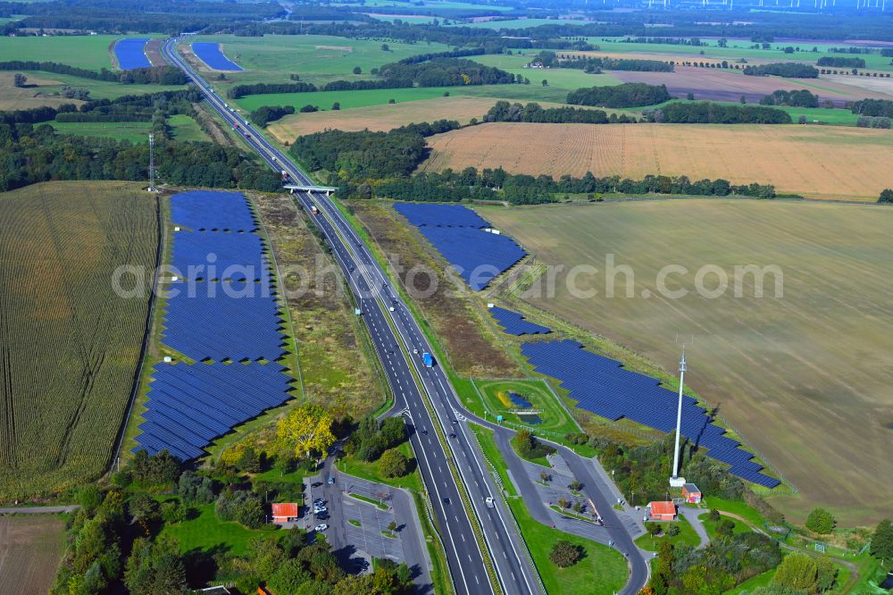 Aerial photograph Silmersdorf - Photovoltaic system and solar power plant - rows of panels on the edge of the lanes of the motorway route and route of the BAB A 24 in Silmersdorf in the state Brandenburg, Germany