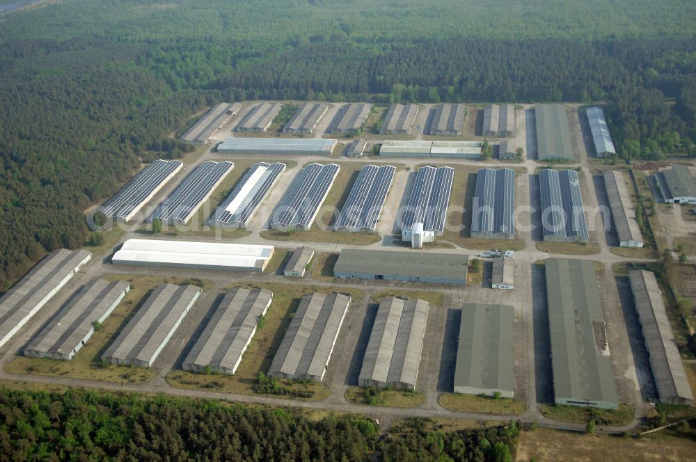 Relzow from the bird's eye view: Solarkraftwerk Relzow. Das Solarkraftwerk Relzow ist die größte Photovoltaik Anlage Deutschlands. Im Juli 2001 begannen die ersten Bauarbeiten. Seit Ende 2002 ist das Solarkraftwerk fertiggestellt. Auf einer Gesamtfläche von 120.000 qm wurden 125.000 spezielle Photovoltaik-Halbleiterpanele mit einer Gesamtleistung von 5 MW auf den Dächern eines Logistikzentrums montiert. Durch diese Photovoltaik-Halbleiterpanele wird das Sonnenlicht in Elektroenergie umgewandelt. Das Solarkraftwerk soll jährlich soviel Strom erzeugen, wie 560 Haushalte im Jahr verbrauchen. Kontakt: Projekt der deutschen Anlagenbank sowie der Stephan Schröder Management GmbH & Co