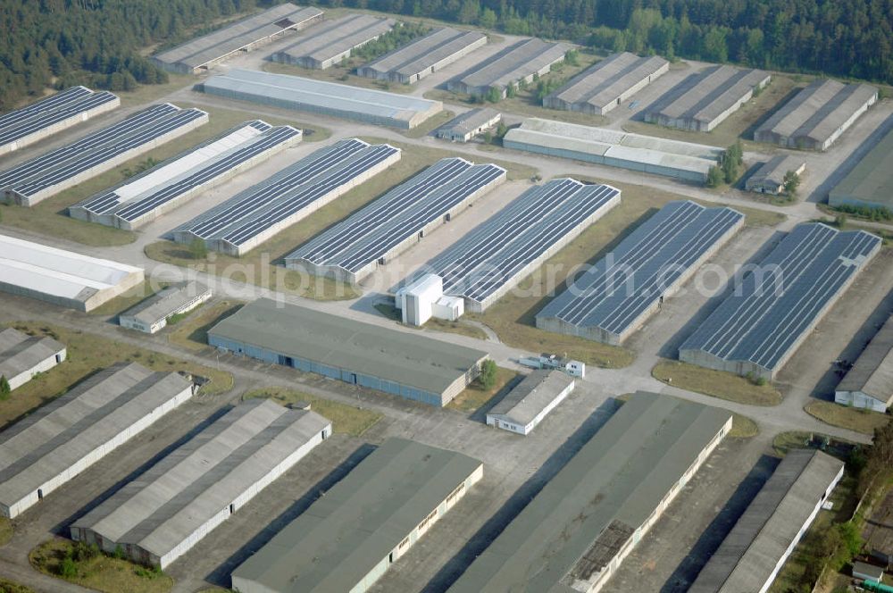 Aerial image Relzow - Solarkraftwerk Relzow. Das Solarkraftwerk Relzow ist die größte Photovoltaik Anlage Deutschlands. Im Juli 2001 begannen die ersten Bauarbeiten. Seit Ende 2002 ist das Solarkraftwerk fertiggestellt. Auf einer Gesamtfläche von 120.000 qm wurden 125.000 spezielle Photovoltaik-Halbleiterpanele mit einer Gesamtleistung von 5 MW auf den Dächern eines Logistikzentrums montiert. Durch diese Photovoltaik-Halbleiterpanele wird das Sonnenlicht in Elektroenergie umgewandelt. Das Solarkraftwerk soll jährlich soviel Strom erzeugen, wie 560 Haushalte im Jahr verbrauchen. Kontakt: Projekt der deutschen Anlagenbank sowie der Stephan Schröder Management GmbH & Co