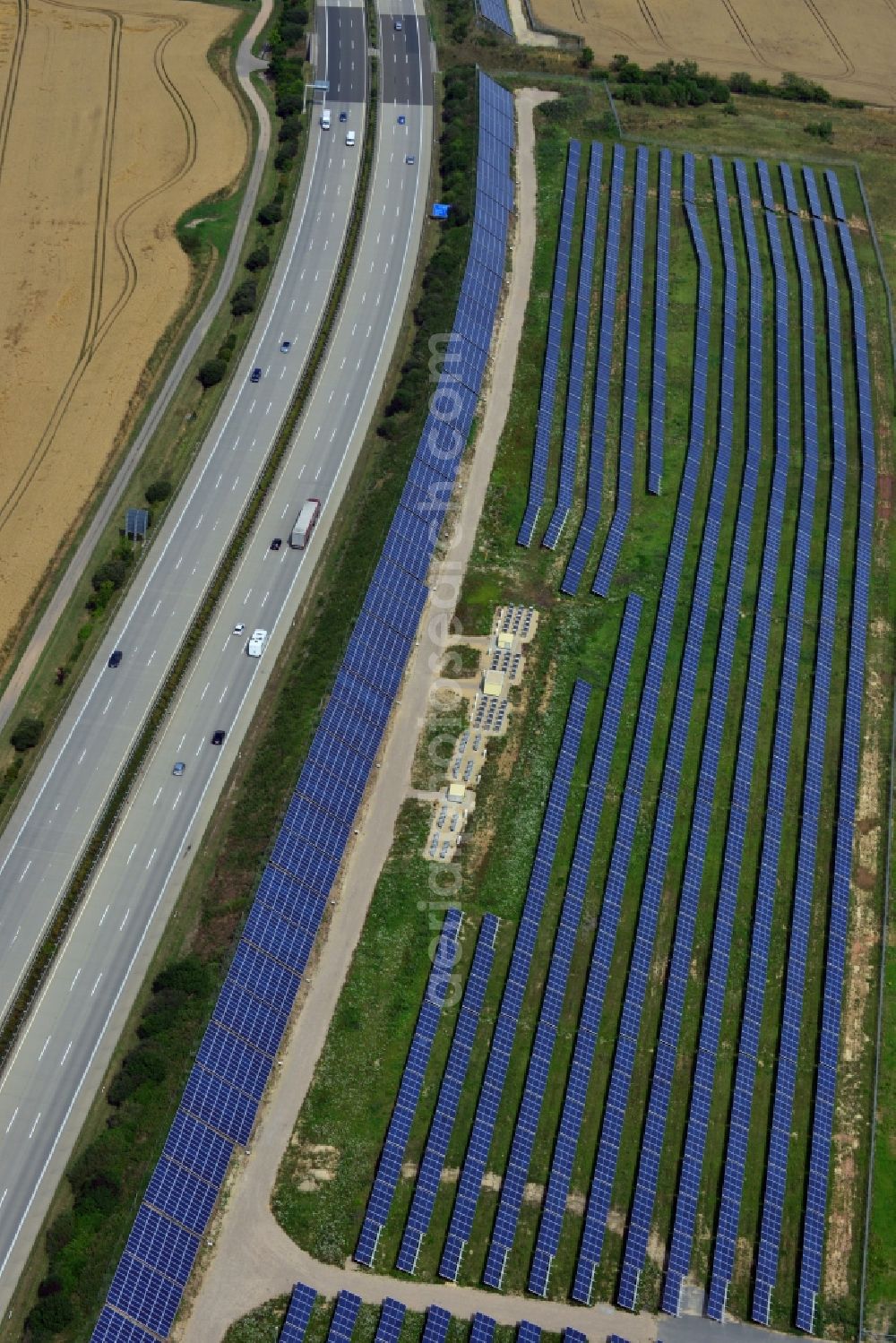 Aerial photograph Rüdersdorf - Solar panels of the solar power plant along the motorway E4 motorway - A40 at Ruedersdorf in Thuringia