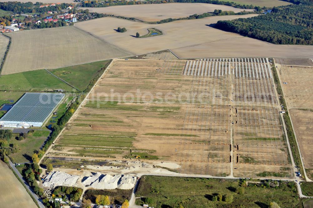 Ahrensfelde OT Eiche from above - Neubau Solarpark Eiche zwischen Mehrower Weg und Hönower Weg / Eichenweg auf dem Gelände einer ehemaligen Kläranlage. Abrißarbeiten durch die Firma Hauptstein