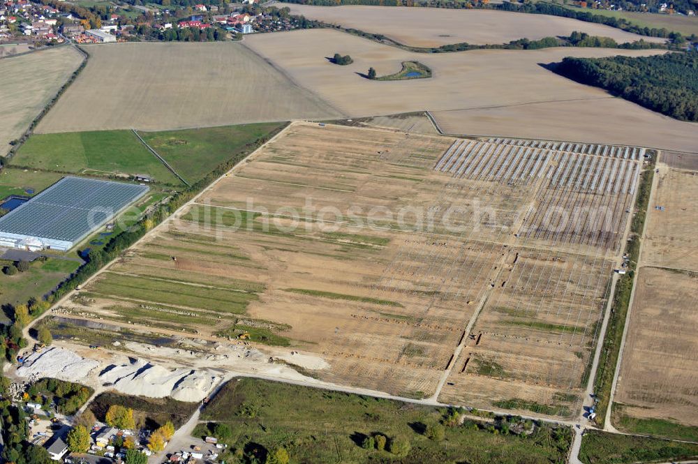 Ahrensfelde OT Eiche from the bird's eye view: Neubau Solarpark Eiche zwischen Mehrower Weg und Hönower Weg / Eichenweg auf dem Gelände einer ehemaligen Kläranlage. Abrißarbeiten durch die Firma Hauptstein