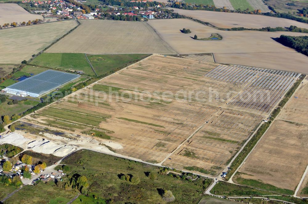 Aerial image Ahrensfelde OT Eiche - Neubau Solarpark Eiche zwischen Mehrower Weg und Hönower Weg / Eichenweg auf dem Gelände einer ehemaligen Kläranlage. Abrißarbeiten durch die Firma Hauptstein