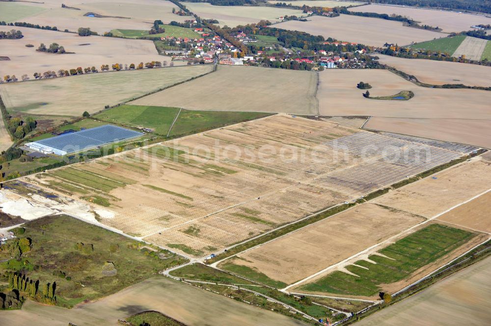 Aerial photograph Ahrensfelde OT Eiche - Neubau Solarpark Eiche zwischen Mehrower Weg und Hönower Weg / Eichenweg auf dem Gelände einer ehemaligen Kläranlage. Abrißarbeiten durch die Firma Hauptstein