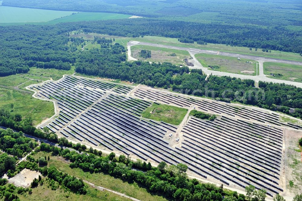 Allstedt from the bird's eye view: Solar power plant Allstedt I on the former airfield Allstedt in Saxony Anhalt