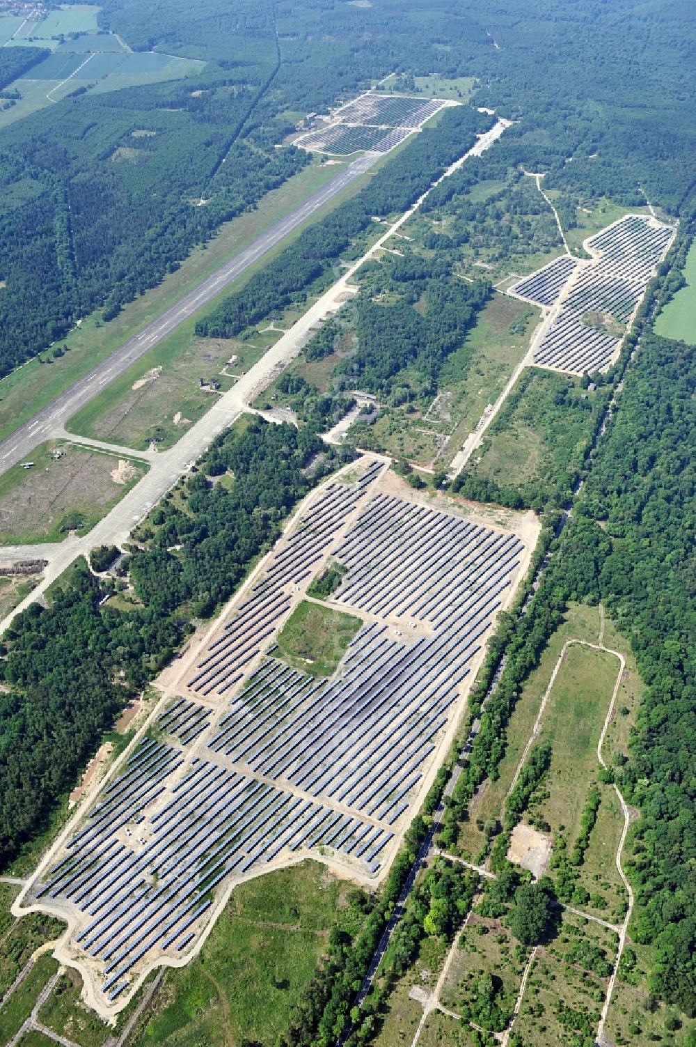 Aerial photograph Allstedt - Solar power plant Allstedt I on the former airfield Allstedt in Saxony Anhalt