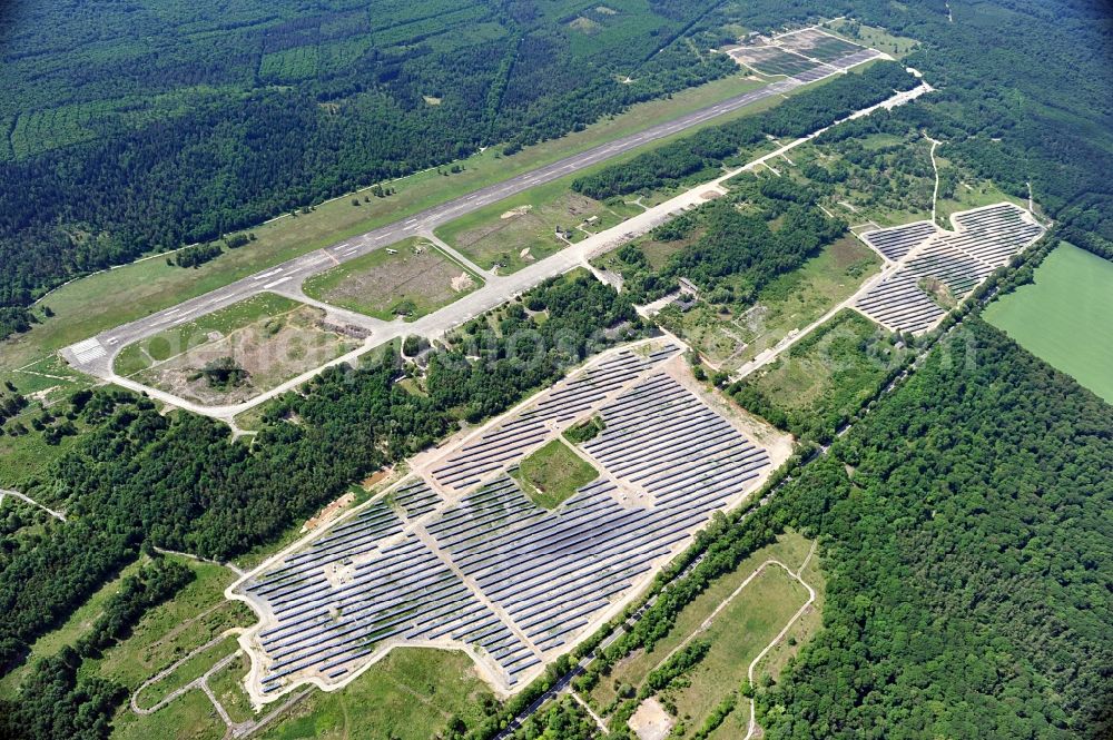 Allstedt from the bird's eye view: Solar power plant Allstedt I on the former airfield Allstedt in Saxony Anhalt