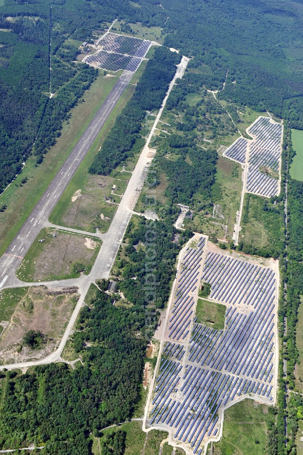 Allstedt from the bird's eye view: Solar power plant Allstedt I on the former airfield Allstedt in Saxony Anhalt