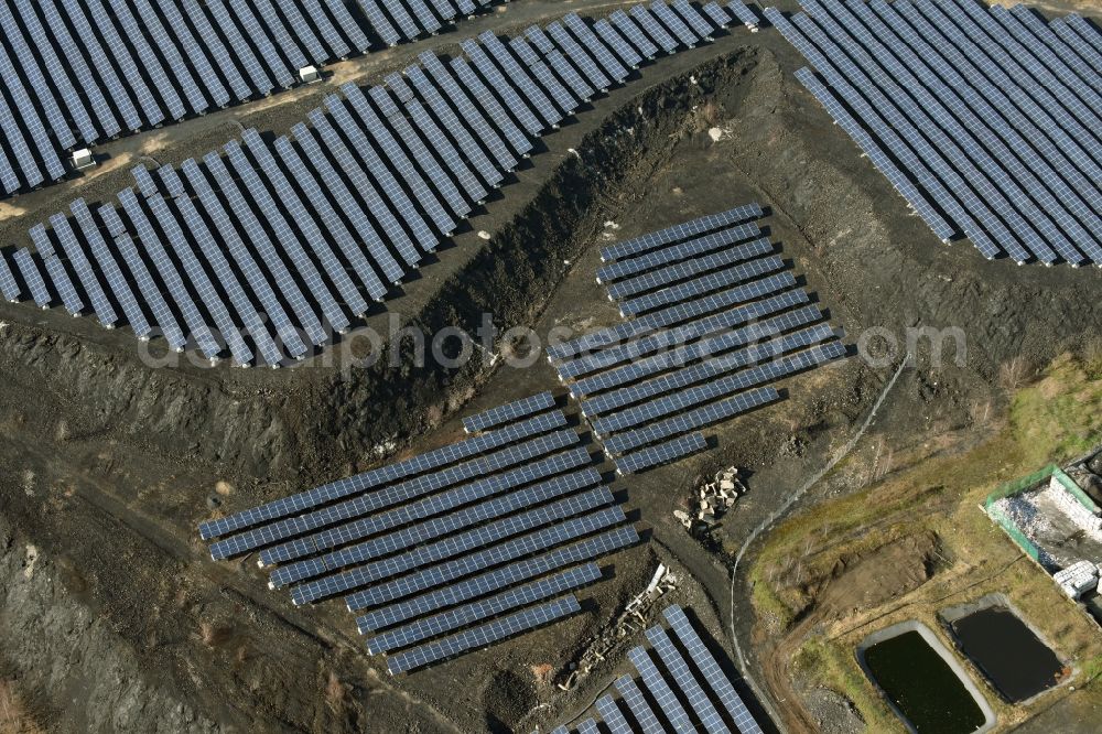 Aerial image Eisleben, Lutherstadt - Panel rows of photovoltaic and solar farm or solar power plant in Eisleben, Lutherstadt in the state Saxony-Anhalt