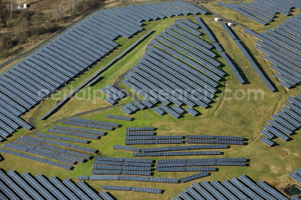 Eisleben, Lutherstadt from the bird's eye view: Panel rows of photovoltaic and solar farm or solar power plant in Eisleben, Lutherstadt in the state Saxony-Anhalt