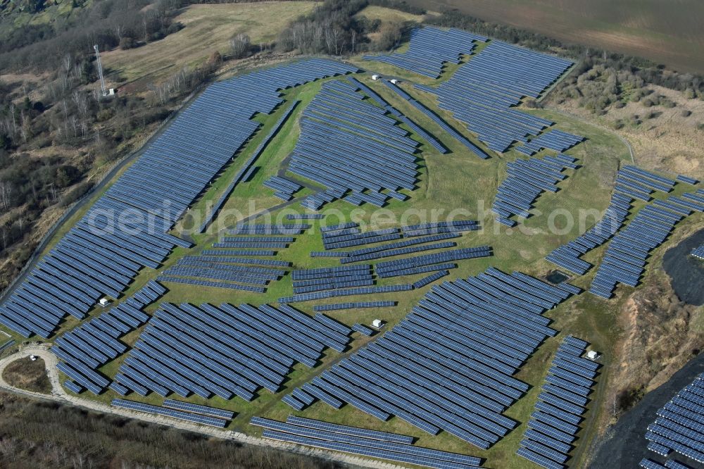 Aerial photograph Eisleben, Lutherstadt - Panel rows of photovoltaic and solar farm or solar power plant in Eisleben, Lutherstadt in the state Saxony-Anhalt