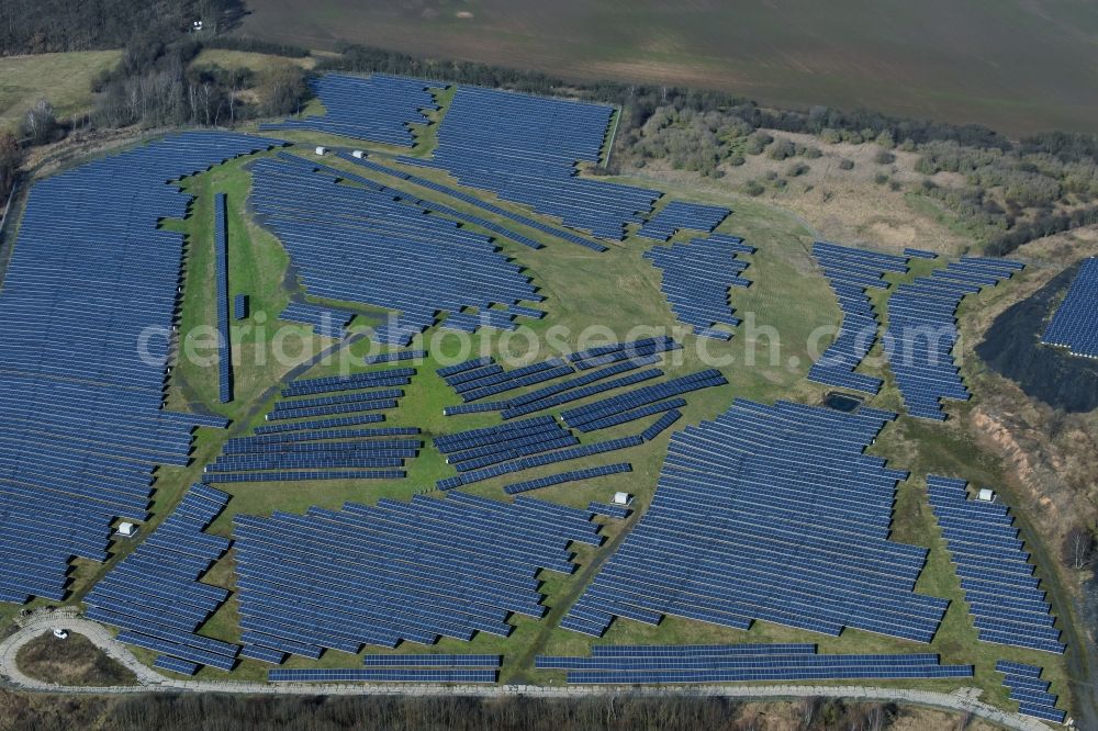 Eisleben, Lutherstadt from the bird's eye view: Panel rows of photovoltaic and solar farm or solar power plant in Eisleben, Lutherstadt in the state Saxony-Anhalt