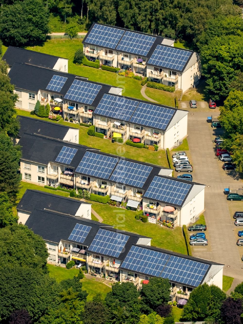 Aerial image Bottrop - Panel rows of photovoltaic and solar farm or solar power plant buldings roofs on Goerkenstrasse in Bottrop in the state North Rhine-Westphalia