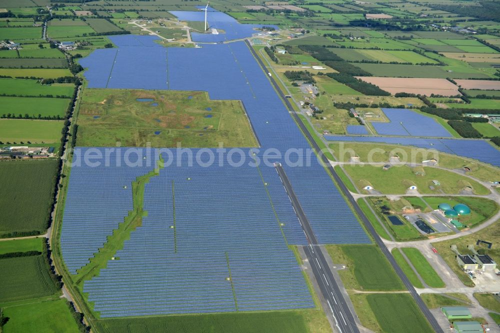 Eggebek from the bird's eye view: Panel rows of photovoltaic and solar farm or solar power plant of the company Moehring Energie GmbH and mainova AG in Eggebek in the state Schleswig-Holstein