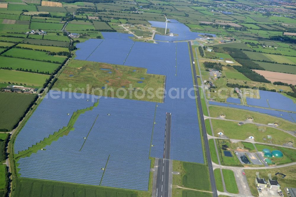 Eggebek from the bird's eye view: Panel rows of photovoltaic and solar farm or solar power plant of the company Moehring Energie GmbH and mainova AG in Eggebek in the state Schleswig-Holstein